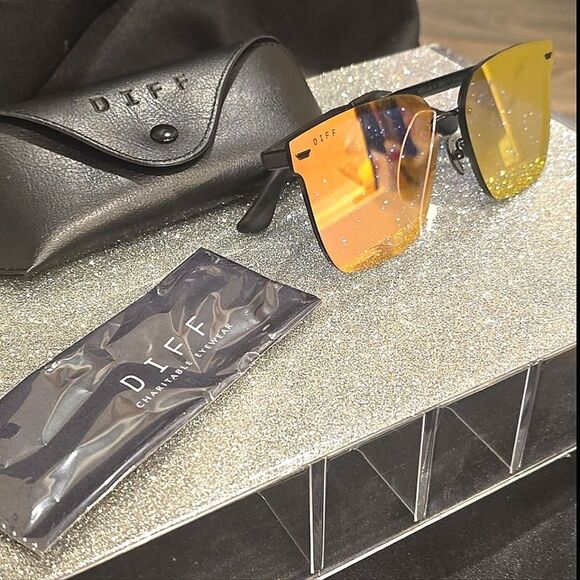 Diff Eyewear Bella-V Sunglasses- Matte Black/Pink Mirrored - Picture 9 of 12